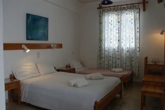 غرفة أساسية ثلاثية بسرير مزدوج وسرير فردي، Hotel Eleftheria 1/5