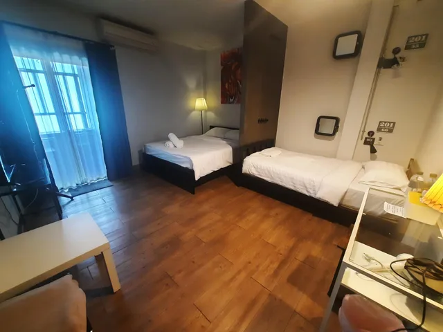 غرفة عائلية بسرير كوين وسرير فردي بشرفة، Uno Chiangmai - Hostel 2/3