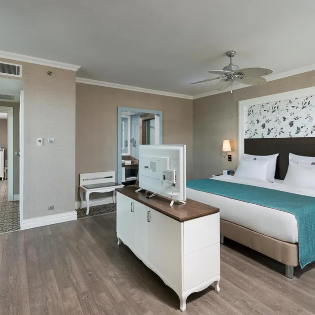 جناح بسرير كينج بإطلالة على البحر، Rubi Platinum Spa Resort and Suites 2/3