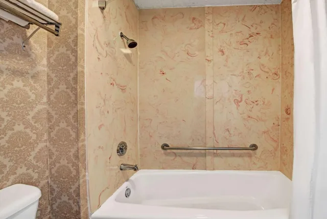 غرفة بسرير كينج، Super 8 by Wyndham Dallas South 2/2