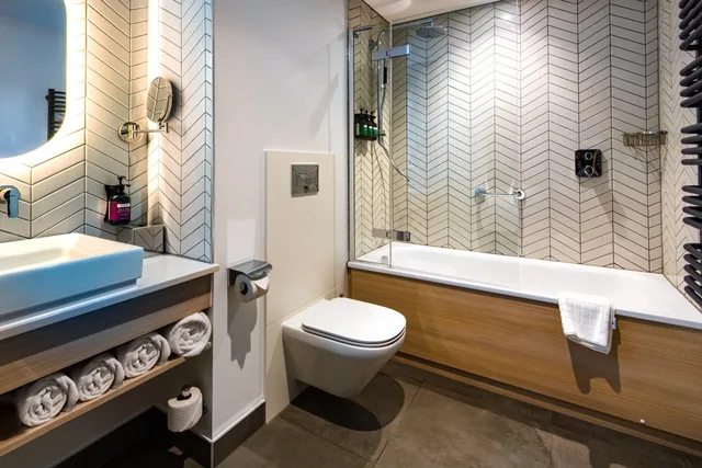 1 Bedroom, East, Suite, King Bed, Harbour View, STAYBRIDGE SUITES CARDIFF 8/8