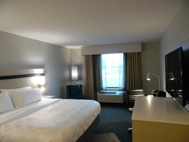 غرفة بسرير مزدوج لذوي الإعاقة، Holiday Inn Bloomington Normal 1/2