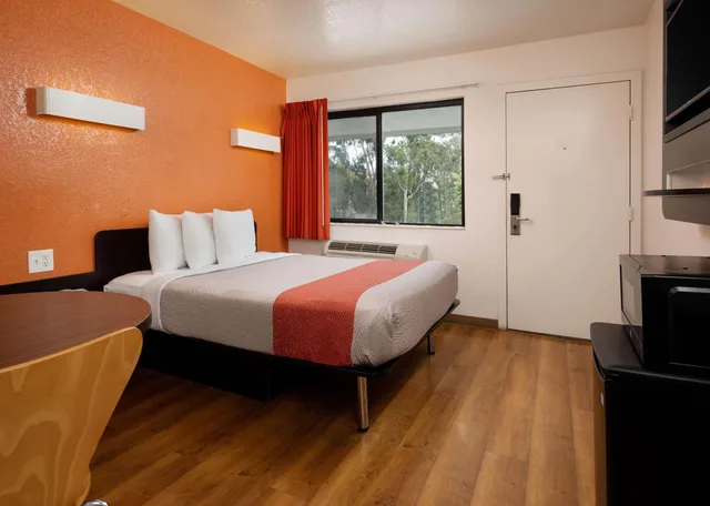 غرفة بسرير مزدوج لذوي الإعاقة، Motel6 Camarillo, CA 9/10