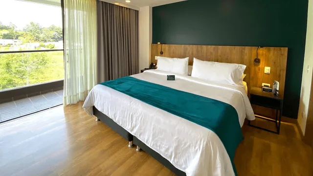 جناح بسرير كينج بإطلالة على البحيرة مع أريكة، Hotel Lagoon Llanogrande 1/4