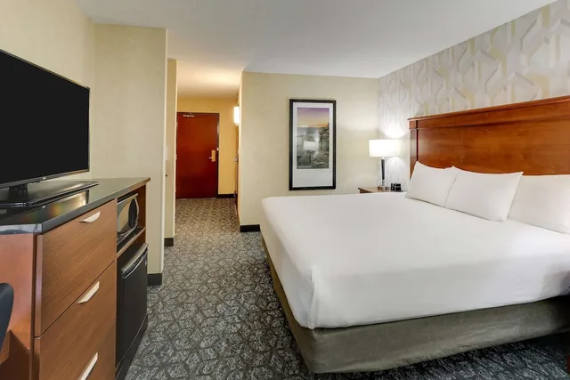 غرفة بسرير كينج بحوض استحمام في طابق مرتفع لذوي الإعاقة، Drury Inn & Suites Marion 2/6