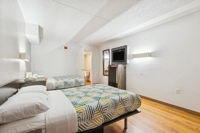 2 Full Beds - ADA/Tub/Micfridge, Motel6 Piscataway, NJ 7/10
