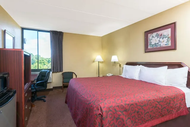 Studio, Suite, King Bed, Smoking, Days Inn By Wyndham Hagerstown 1/10