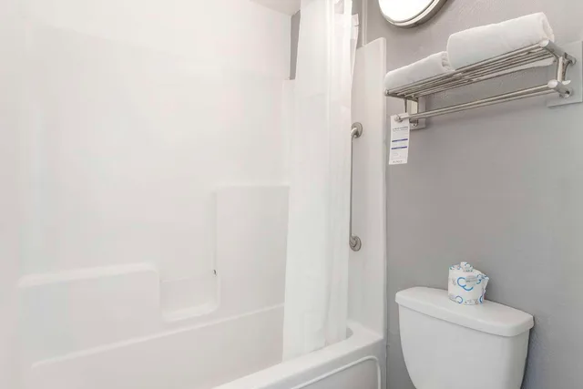 غرفة بسرير كينج للمدخنين، Quality Inn & Suites Hardeeville - Savannah North 3/3