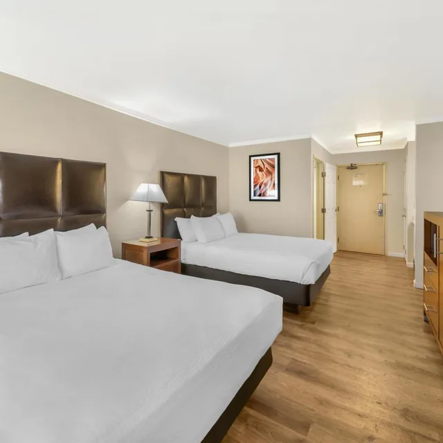 غرفة بسرير كينج وسريرين كوين بشرفة، Best Western Plus Northwoods Inn 1/4