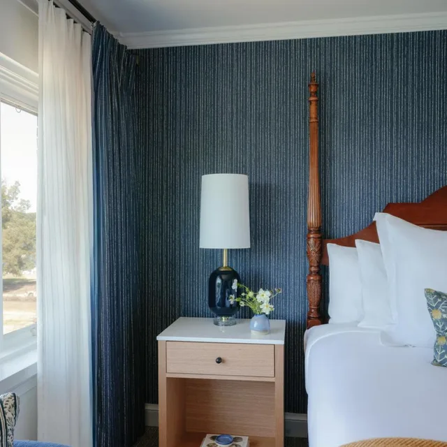 غرفة بسرير كينج بإطلالة على البحيرة، Tides Inn 5/5