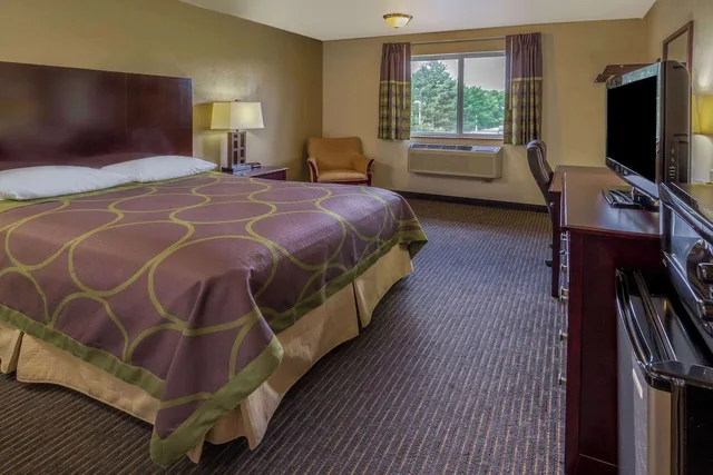 غرفة بسرير كوين لذوي الإعاقة، Super 8 by Wyndham Woodburn 1/5