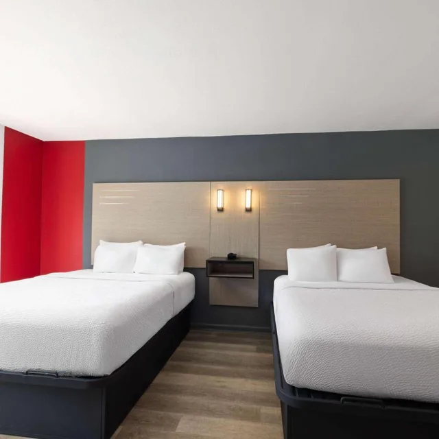جناح بسريرين كوين بحوض استحمام لذوي الإعاقة، Ramada by Wyndham Studio Suites Dothan 4/5