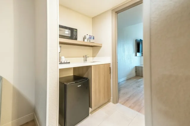 جناح بسرير كينج بغرفة نوم واحدة مع أريكة، Holiday Inn Express Hotels Suites Cocoa Beach 6/7