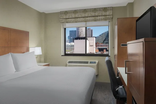 غرفة قياسية بسرير كينج بإطلالة على المدينة، Holiday Inn Express Manhattan Midtown West 2/5
