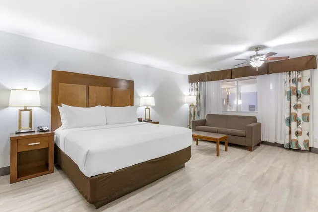 غرفة قياسية كبيرة بسرير كينج مع أريكة، Best Western Plus El Paso Airport Hotel and Conference Center 2/6