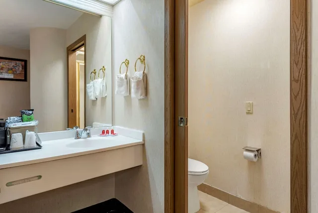 غرفة قياسية بسرير كوين، Econo Lodge North Academy 5/6