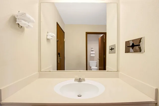 غرفة بسريرين مزدوجين للمدخنين، Super 8 By Wyndham Riverside/Kansas City 3/3