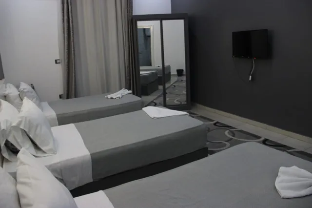 غرفة ثلاثية بثلاثة أسرّة بحمام خاص، Azar Hotel 4/5