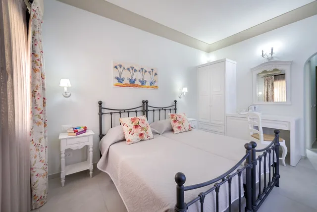 غرفة سوبيريور بسرير مزدوج أو سريرين منفصلين بإطلالة على المسبح، Zephyros Hotel Santorini 1/3
