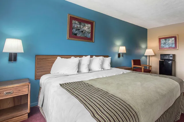 غرفة بسرير كينج لذوي الإعاقة، Rodeway Inn Jackson Northwest 1/1