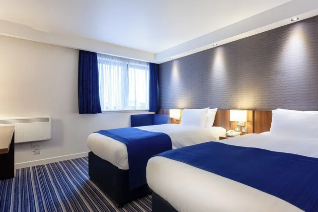 غرفة بسريرين منفصلين مع أريكة لذوي الإعاقة، Holiday Inn Express Edinburgh Airport Ex Quality Edinburgh Airport 6/10