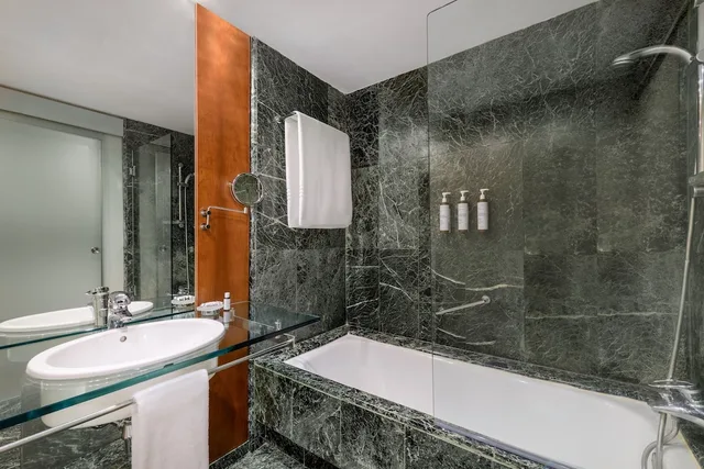 غرفة قياسية بسرير كوين، AC Hotel Aitana by Marriott 6/9