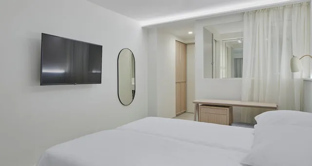 غرفة قياسية بسريرين منفصلين بإطلالة على البحر بشرفة، Borak Adults Exclusive Hotel 1/6