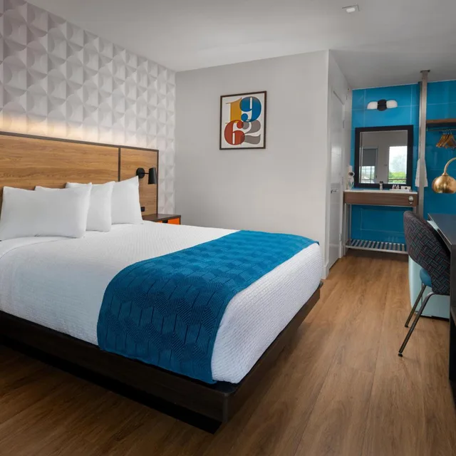 Deluxe, Queen Bed, Outdoor Pool, Motel6 Santa Barbara, CA - Beach 1/6