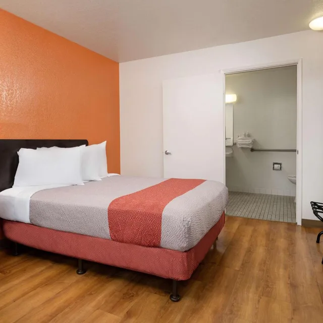 غرفة بسرير مزدوج لذوي الإعاقة، Motel6 Camarillo, CA 7/10