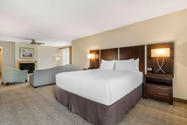 غرفة كبيرة بسرير كينج بشرفة، Best Western Plus Monterey Inn 1/3