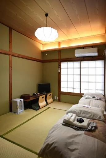 غرفة يابانية بسريرين منفصلين بحمام مشترك، Ryokan Sansuiso 1/2