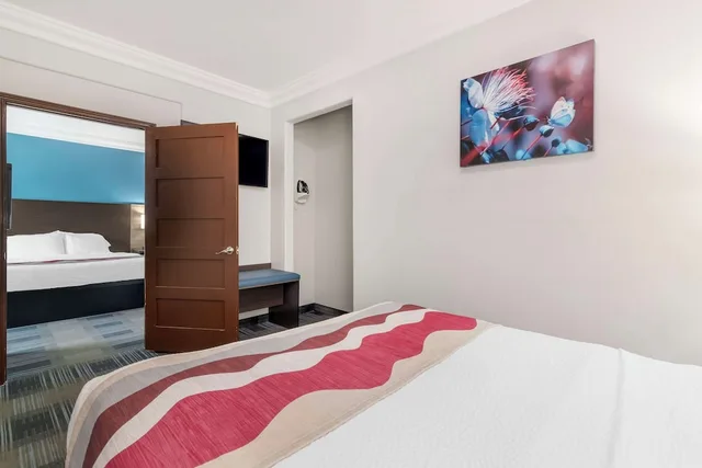 غرفة بسرير كينج وسرير كوين بغرفتي نوم، Best Western Medical Center North Inn and Suites Near Six Flags 1/9