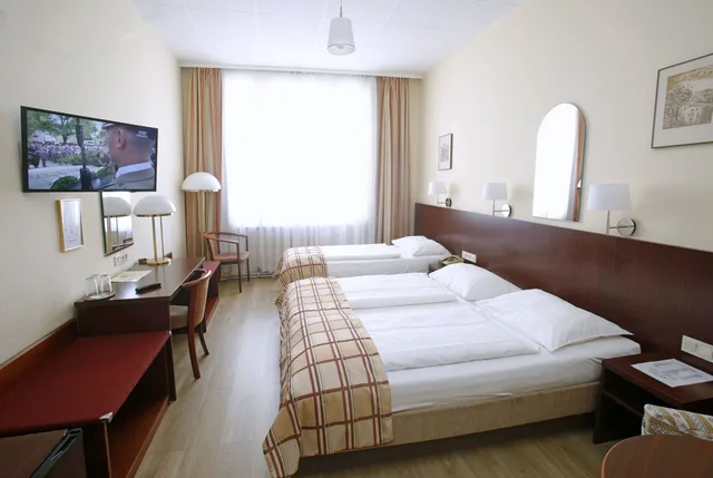 Room, Triple, 1 Double and 1 Single Bed, Hotel Continental 2/7