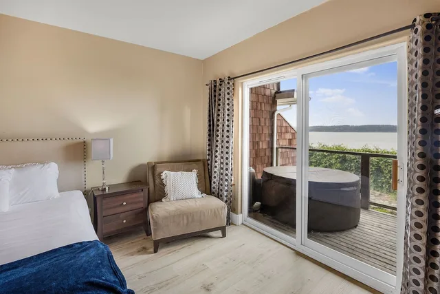 غرفة بسرير كينج وسريرين كينج بجاكوزي، Camano Island Inn 5/6