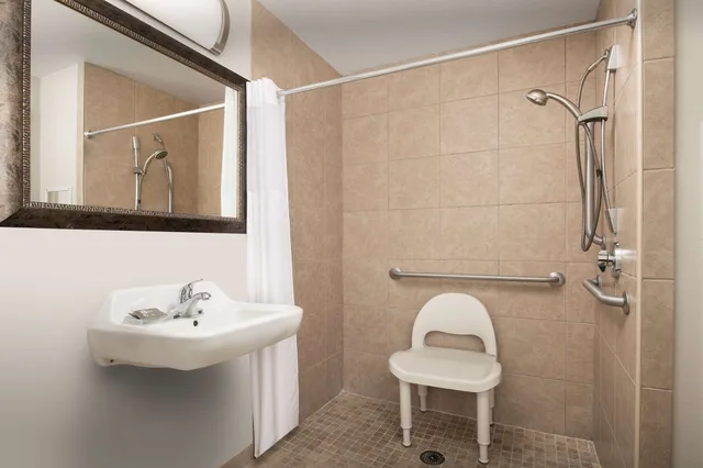 1 Bedroom, Suite, King Bed, Accessible, Country Inn & Suites By Radisson Gainesville FL 4/5