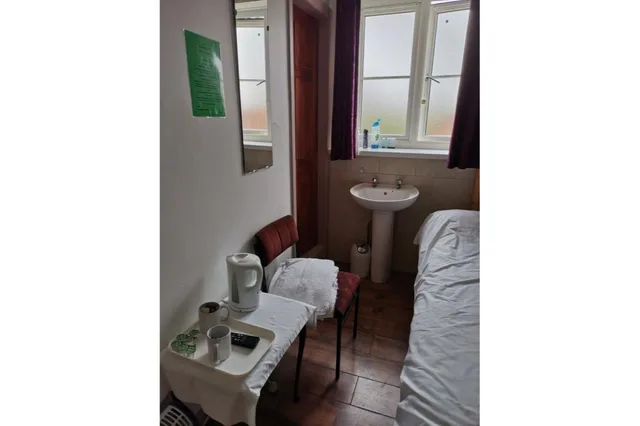 غرفة قياسية ثلاثية بسرير فردي، OYO Swan Inn, Heathrow Airport 1/1