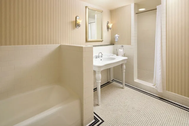 Tower, Suite, The Marcus Whitman Hotel And Conference Center 2/2
