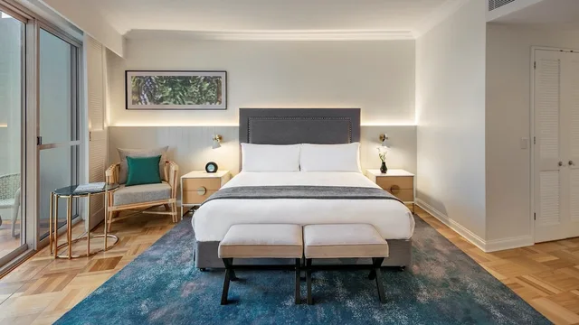 غرفة كلاسيكية بسرير كينج بإطلالة على المرسى مع دخول صالة النادي، Intercontinental Sanctuary Cove 3/7