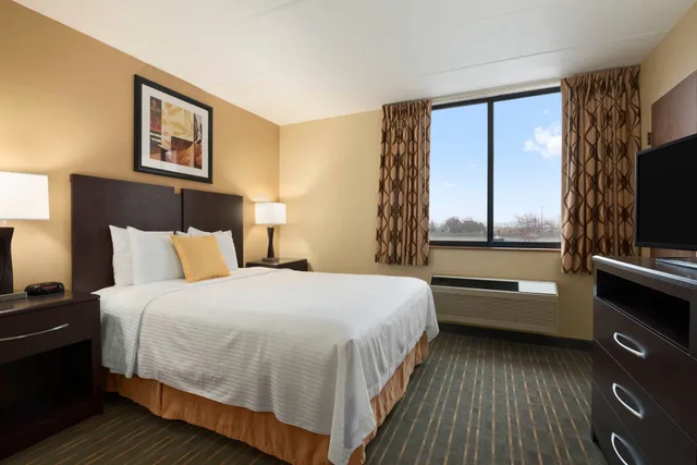 غرفة بسرير كوين لذوي الإعاقة، Days Hotel By Wyndham University Ave Se 3/10