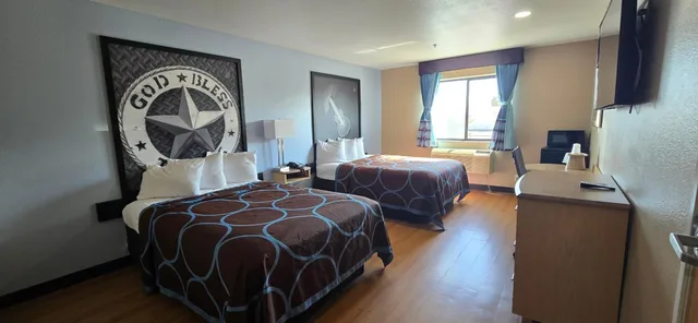 غرفة بسريرين مزدوجين بحوض استحمام لذوي الإعاقة، Super 8 by Wyndham New Braunfels I-35 2/8