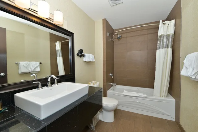 غرفة بسرير كوين، Prestige Hotel Vernon 3/5