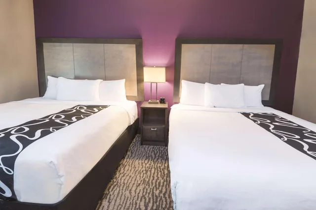 غرفة ديلوكس بسريرين كوين، La Quinta Inn and Suites by Wyndham Kennesaw 2/10