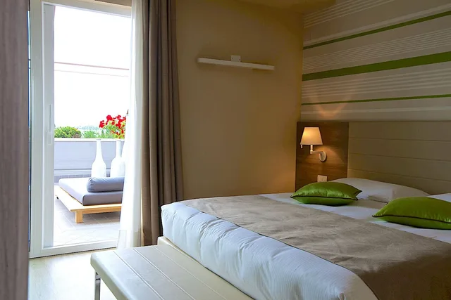 جناح بسرير مزدوج بإطلالة على البحيرة بشرفة بجاكوزي، ENJOY GARDA HOTEL 1/4