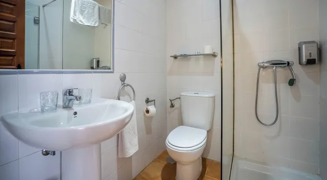 Room, 4 Beds, Two Extra Beds، EL HOSTAL PUERTA BISAGRA. 9/9