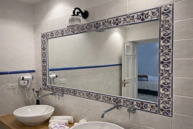 غرفة قياسية ثلاثية بسرير مزدوج وسرير فردي بإطلالة على البحر بشرفة، Villa Neptunus Ischia(Formerly Villa Pitti) 1/3