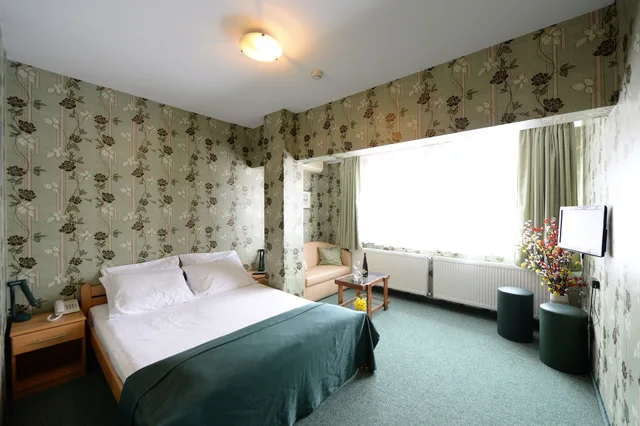 غرفة عائلية بسرير مزدوج بإطلالة على المتنزه مع أريكة، Hotel Slodes 6/10