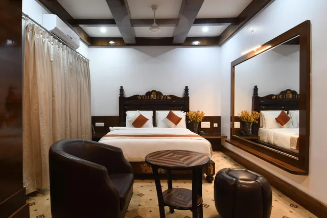 Castle, King Bed، Hotel Loksagar 9/9