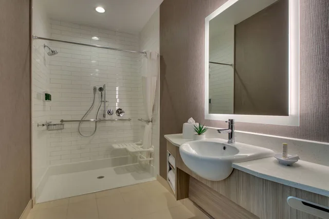 suite, multiple beds، SpringHill Suites by Marriott Gulfport I-10 3/3