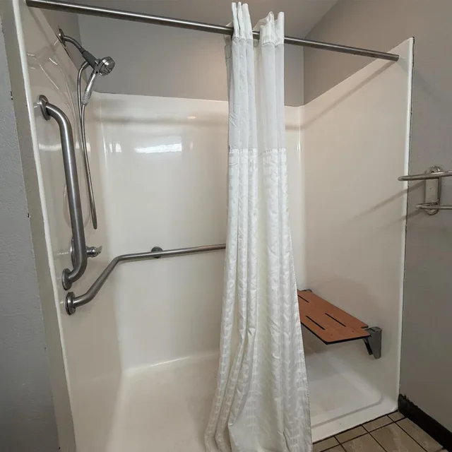 غرفة بسريرين كوين يُسمح فيها بالحيوانات الأليفة، Microtel Inn & Suites Huntsville 8/8