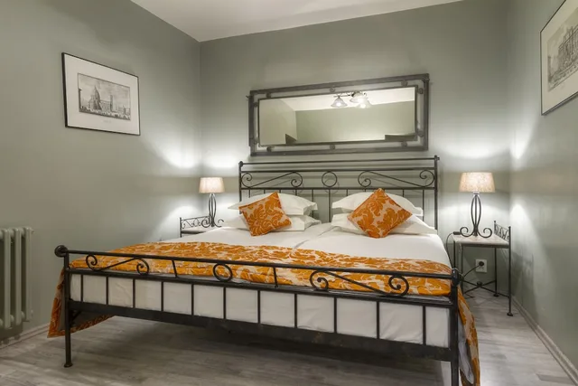 جناح جونيور بسرير كوين مع أريكة، Black Star Suites 1/1